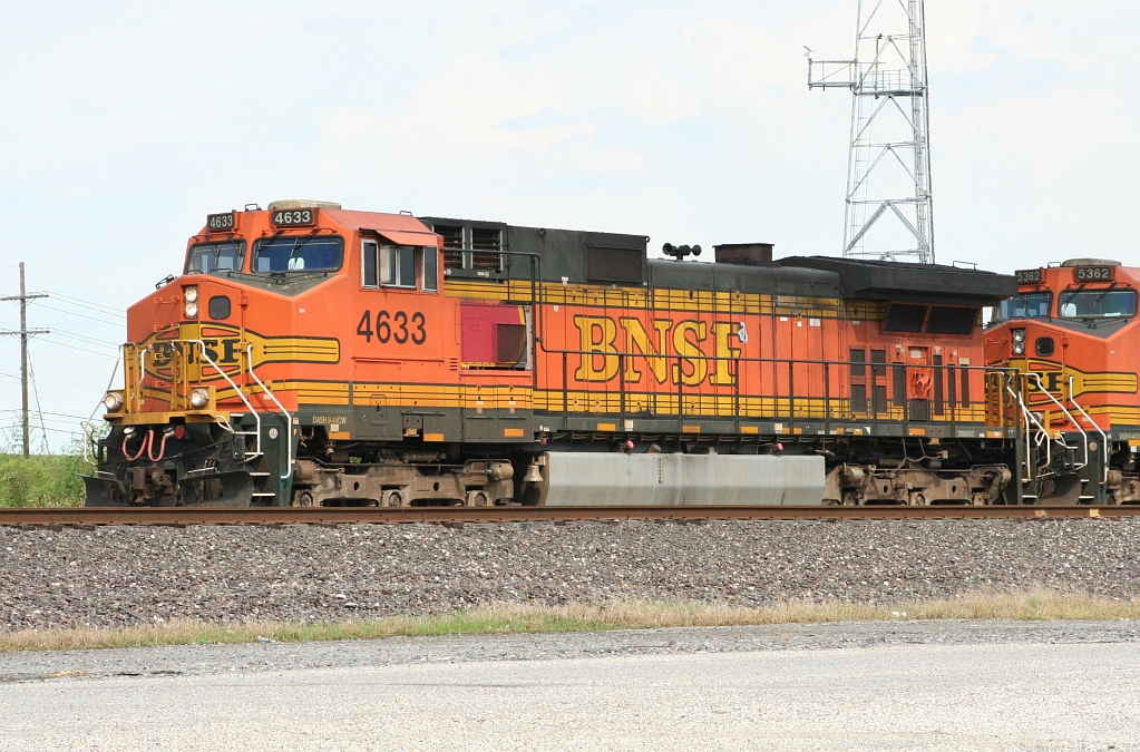 BNSF 4633 leading the WB freight 